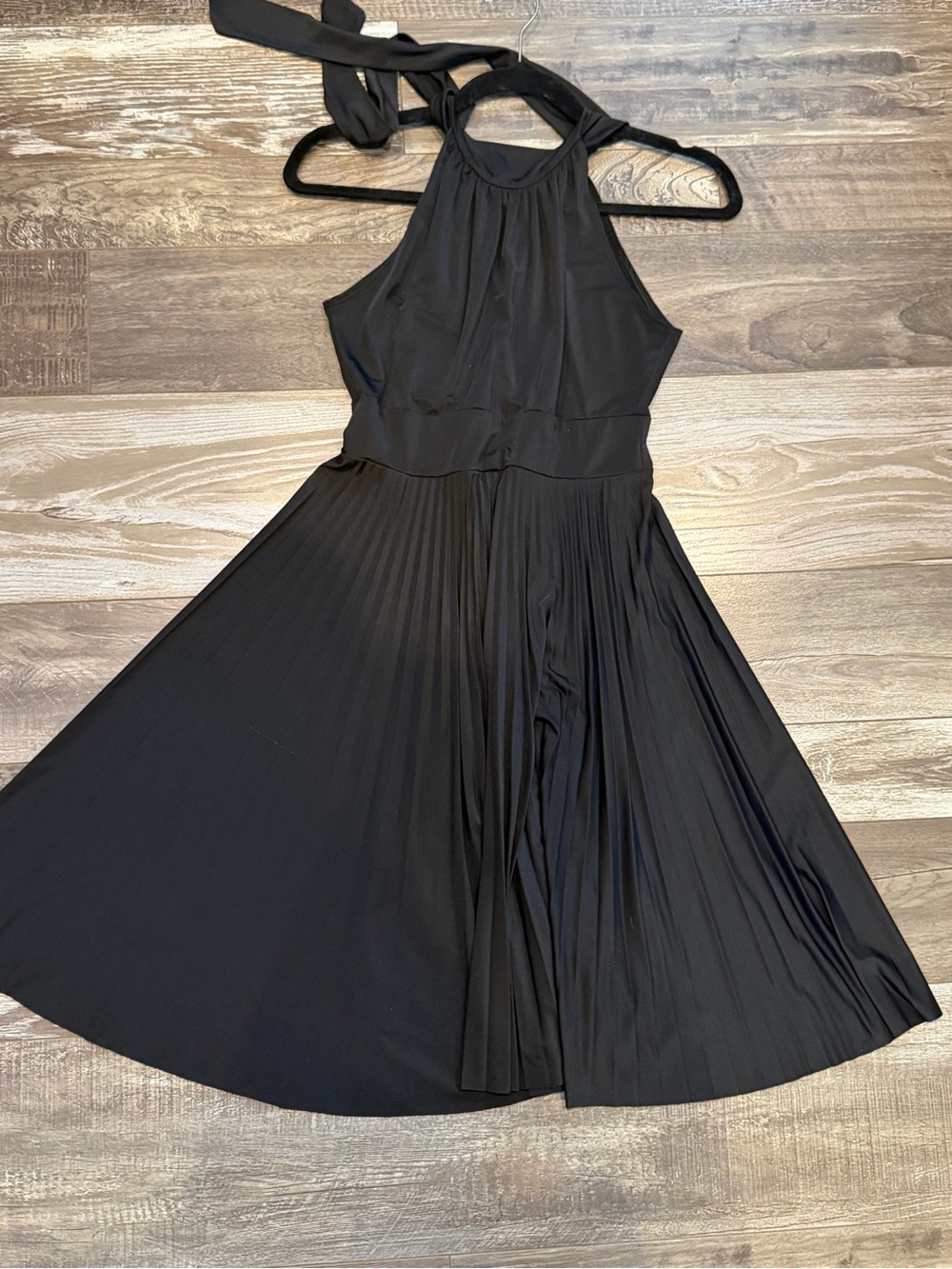 Source Unknown Black Halter Pleated Midi Dress